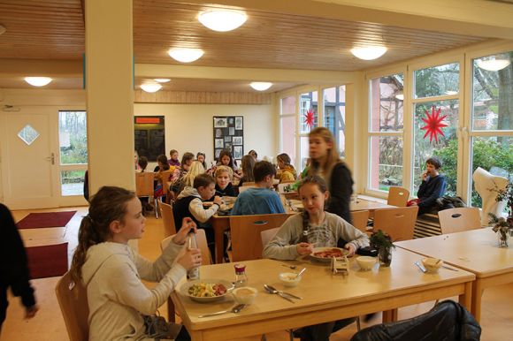 Essen und Gemütlichkeit im Schulcafé